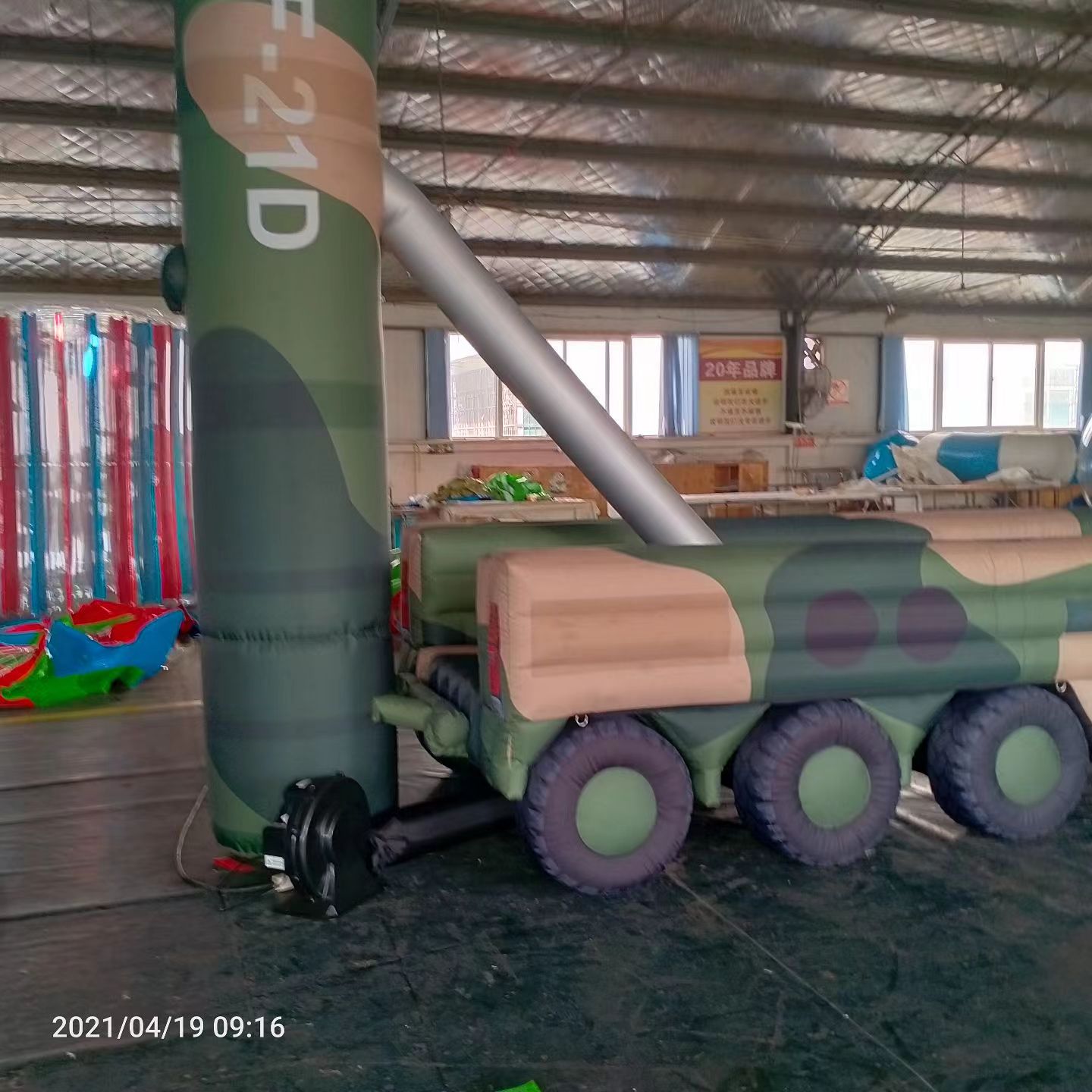 兴和军事演习中的充气目标车辆：模拟发射车雷达车坦克飞机